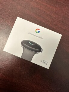 Rozsdamentes acél Pixel Watch szilikon szíjjal.