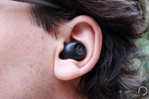 A LED-ek nem világítanak normál használat mellett, a képek készítésekor a füles éppen párosítás szakaszban volt, azért villogott kék-pirosan.