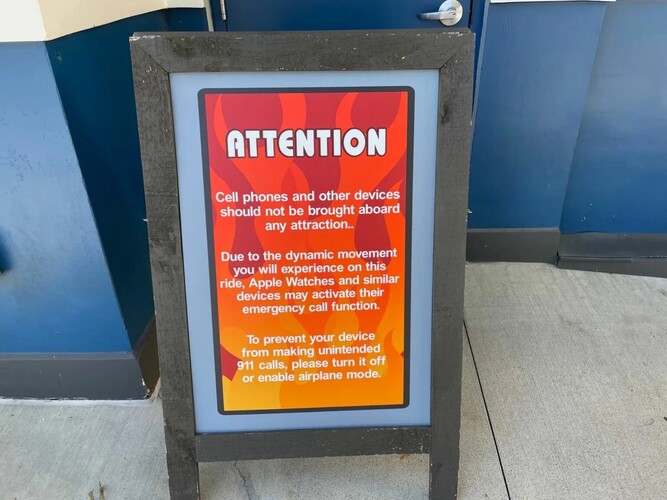 Figyelmeztetés a vidámpark látogatóinak, hogy telefonjuk vagy órájuk véletlenül riaszthatja a hatóságokat.