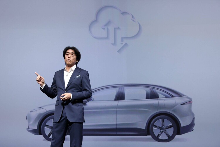 Kavanisi Izumi, a Sony Honda Mobility elnöke és operatív vezérigazgatója beszél a csütörtöki sajtótájékoztatón.