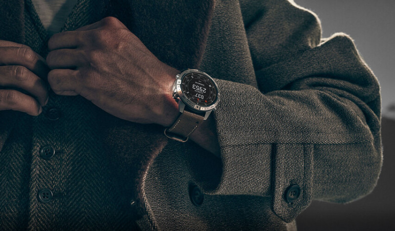 Az Adventurer a csuklón.