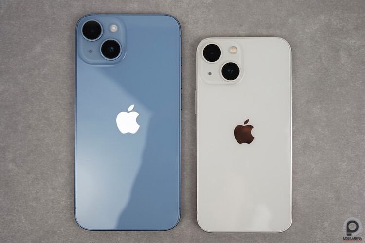 Egymás mellett az iPhone 14 (balra) és a tavalyi 13 Mini (jobbra).
