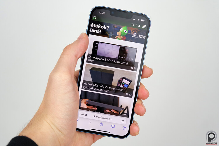 Az iPhone 14 kézben.