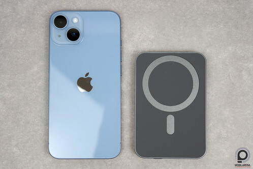 Egy sor MagSafe kiegészítőt lehet vásárolni az iPhone-okhoz, a képeken egy 5000 mAh-s külső aksi látható.