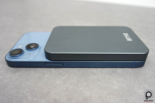Egy sor MagSafe kiegészítőt lehet vásárolni az iPhone-okhoz, a képeken egy 5000 mAh-s külső aksi látható.
