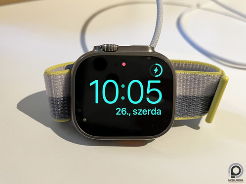 Apple Watch Ultra a töltőn.