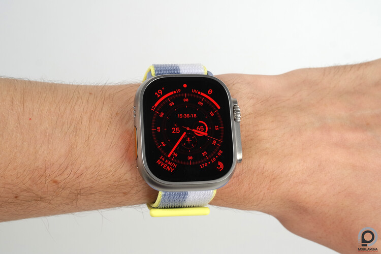 Apple Watch Ultra éjszakai számlappal.