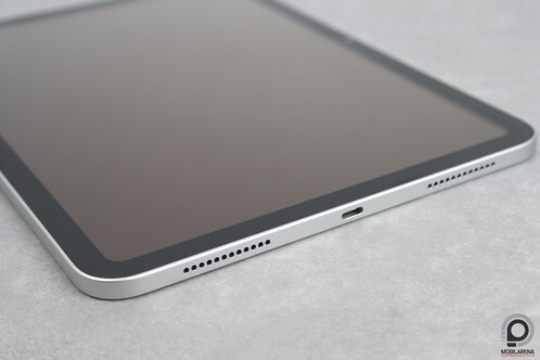 Okos csatlakozó és USB-C, valamint hangszórót és mikrofont rejtő rácsok.