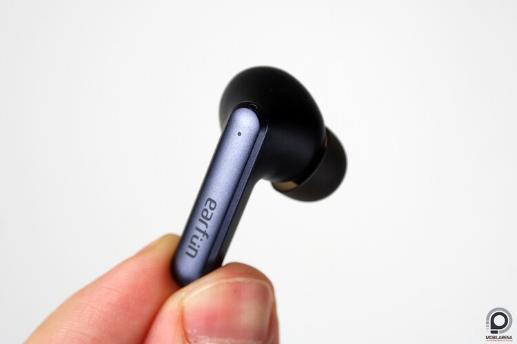 Az érintőfelület a szár tetején, az állapotjelző LED körül található.