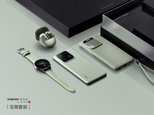 A Xiaomi 13 Pro és a hozzá tartozó kiegészítők egységes zöld színben.