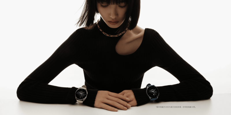 Nem gondolta át ez a néni, hogy hiába visel két órát, a pulcsin keresztül nem működik a pulzusmérés...