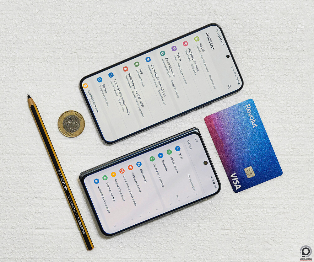 A Find N2 a Galaxy S22+, egy digitális cerka és egy bankkártya társaságában