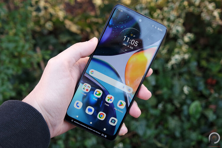 Motorola Moto G22 a kézben.