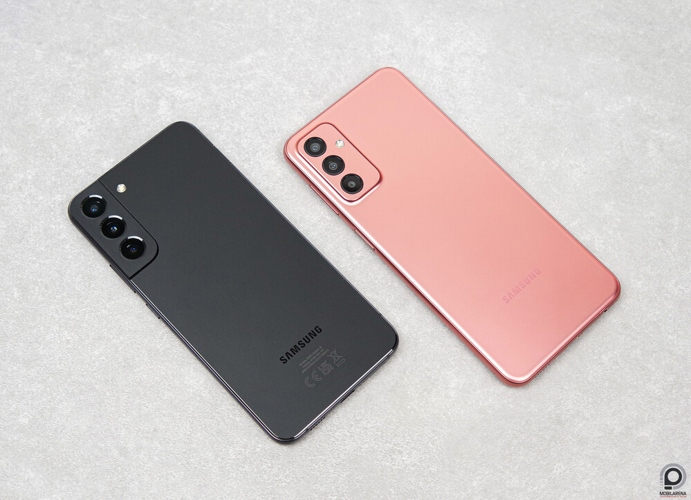 A Galaxy S22+ a hasonló átmérőjű panelt kínáló M23 5G mellett