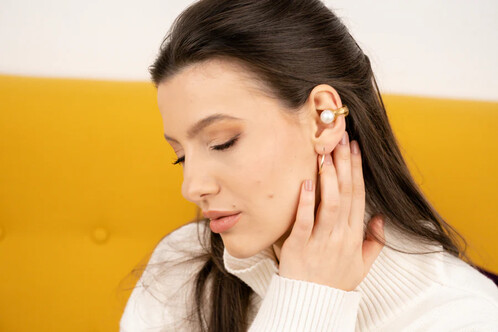 A klipszes fülbevalók kétféle stílusban viselhetők.