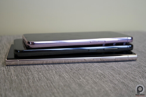 Csatlakozók és gombok a telefonokon.