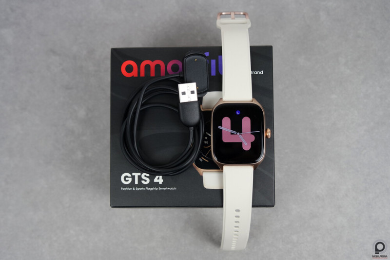 A nagy méretű doboz csupán egy USB-A végű mágneses töltőt rejt az óra mellett.