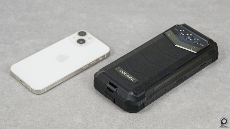 A V Max az iPhone Mini mellett