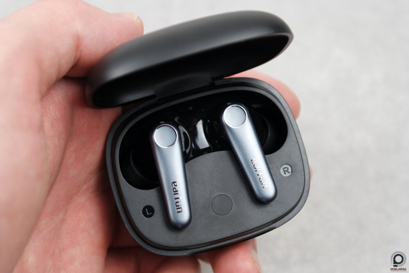 Earfun Air Pro 3 a töltő bölcsőjében.