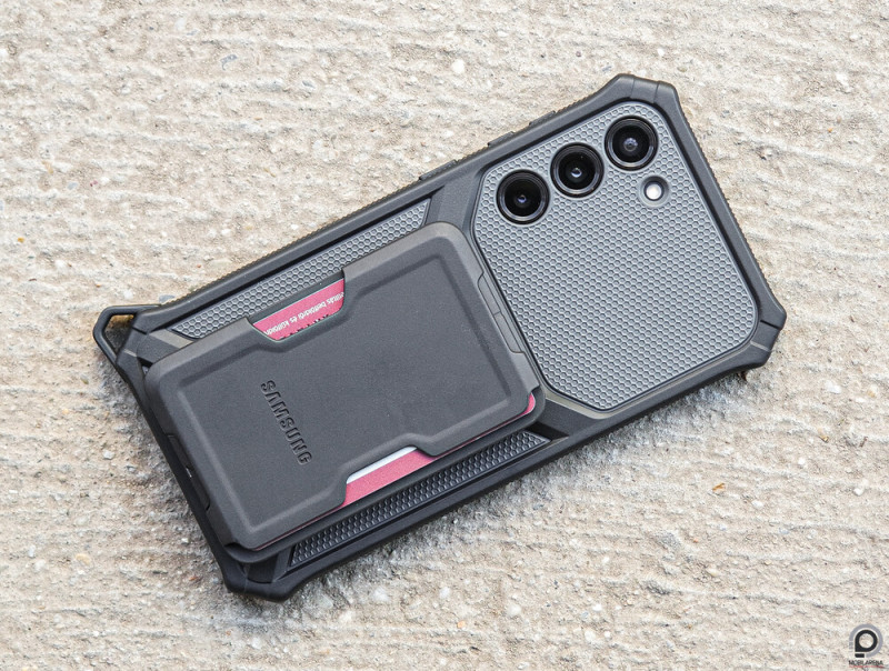 A Galaxy S23+ strapabíró tokja a csomagban mellékelt kártyatartóval