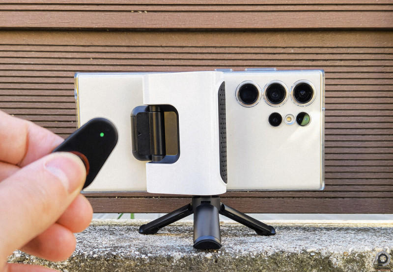 A Camera Grip Stand állványként is használható, távolról elsütve a felvételt