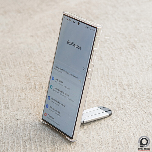 A Galaxy S23 Ultra, rögzítős hátlapja és fém támasztéka