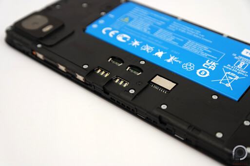 Levehető hátlap, kézzel kipattintható akkumulátor, 2 nanoSIM és microSD foglalat.