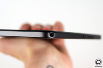 Csatlakozók és gombok a kereten.