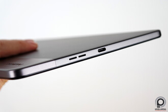 Csatlakozók és gombok a kereten.