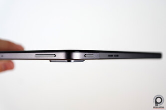 Csatlakozók és gombok a kereten.