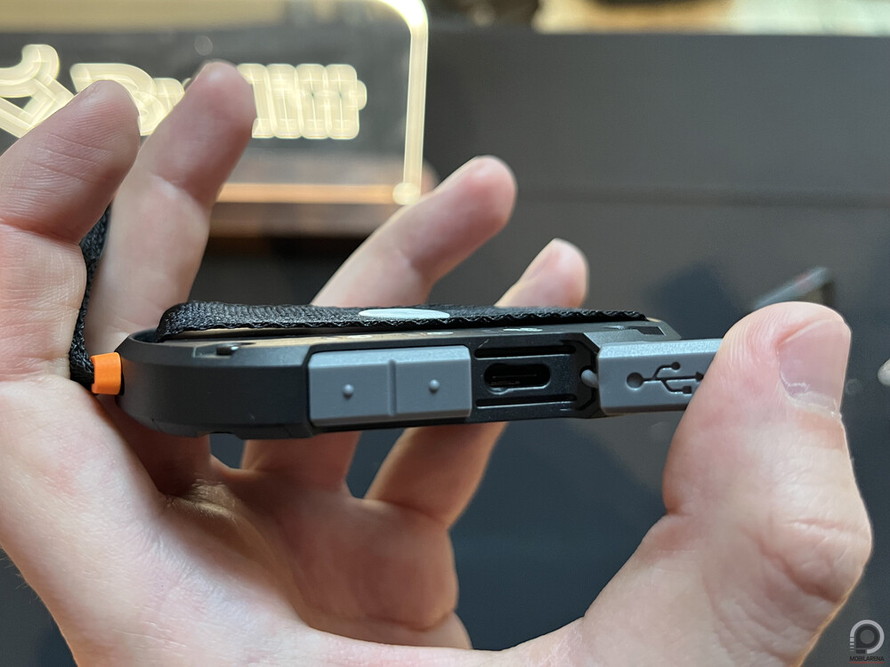 A 600 mAh-s telep USB-C csatlakozón keresztül tölthető, ezt egy apró gumi ajtó rejti a készülék oldalán.