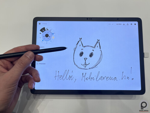 A tollat a szoftver nem kezeli annyira jól, például rajzoláshoz vagy jegyzeteléshez külön-külön alkalmazás kell, nem lehet kézzel beleírni csak úgy a jegyzettömbbe. A toll külön megvásárolható kiegészítő, nem lesz alaptartozék.