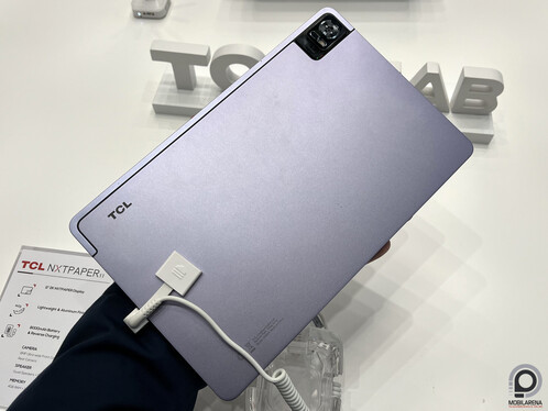 A tollat a szoftver nem kezeli annyira jól, például rajzoláshoz vagy jegyzeteléshez külön-külön alkalmazás kell, nem lehet kézzel beleírni csak úgy a jegyzettömbbe. A toll külön megvásárolható kiegészítő, nem lesz alaptartozék.