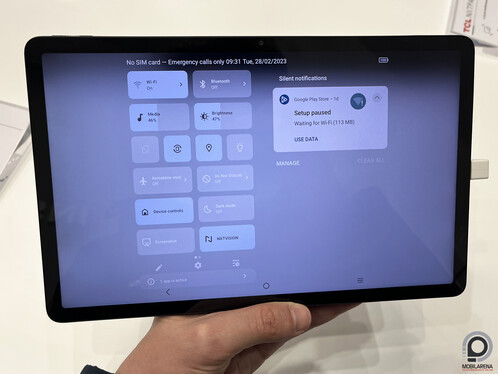 A TCL Tab 11 a hagyományosabb eszköz, ennek folytán ez az olcsóbb is.