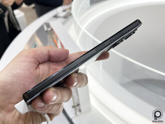 Ujjlenyomat-leolvasó a jobb oldalt, felül 3,5 mm-es csatlakozó és az infra sem maradt ki.