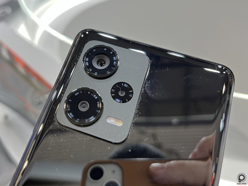 A műanyag hátlap üvegnek akar kinézni, úgy gyűjti az ujjlenyomatokat, mintha nem lenne holnap.