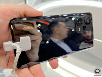 Ujjlenyomat-leolvasó a jobb oldalt, felül 3,5 mm-es csatlakozó és az infra sem maradt ki.