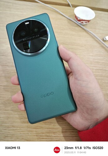 Íme, az Oppo Find X6 Pro zöld színben.
