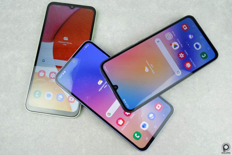 A Galaxy A14-ben marad a keretben, a gombba integrált ujjlenyomat-leolvasó, a Galaxy A54 pedig továbbra is ezüstös gyűrűt tart az előlapi kamerája körül.