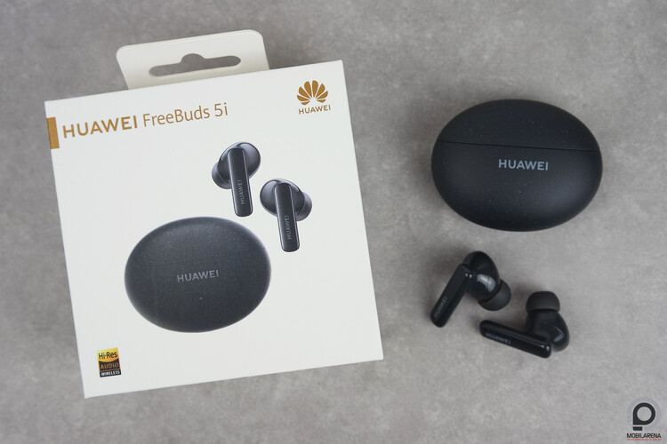 A doboz és a fülhallgató. Egy S és L méretű gumiharang és egy rövid USB-C kábel még a csomag része.