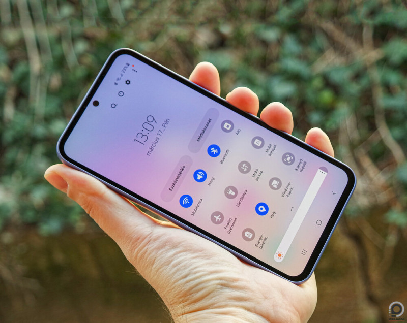 A Galaxy A54 szemből