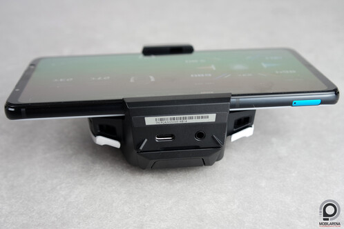 ROG Phone 7 Ultimate az AeroActive hűtővel hátlapján