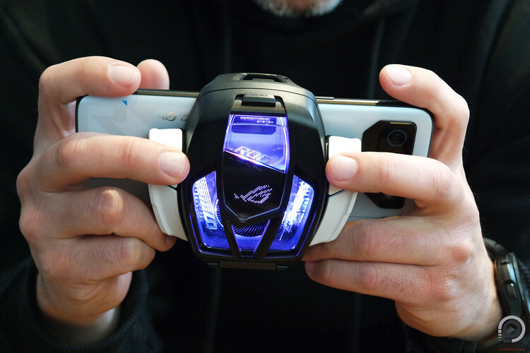 Az AeroActive Cooler 7 csak az Ultimate verzió mellé jár a dobozban