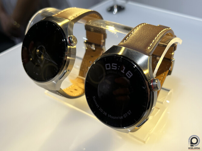 Barna bőr szíjjal a Watch 4 Pro