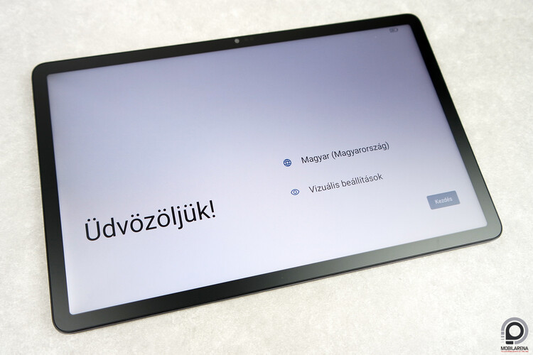 A tesztre kapott modell első bekapcsolás után, a fehér homogenitásával a sarkoknál itt akad azért probléma, a teszt során kiderül, hogy a különböző képjavító szoftverek ezen segítenek-e