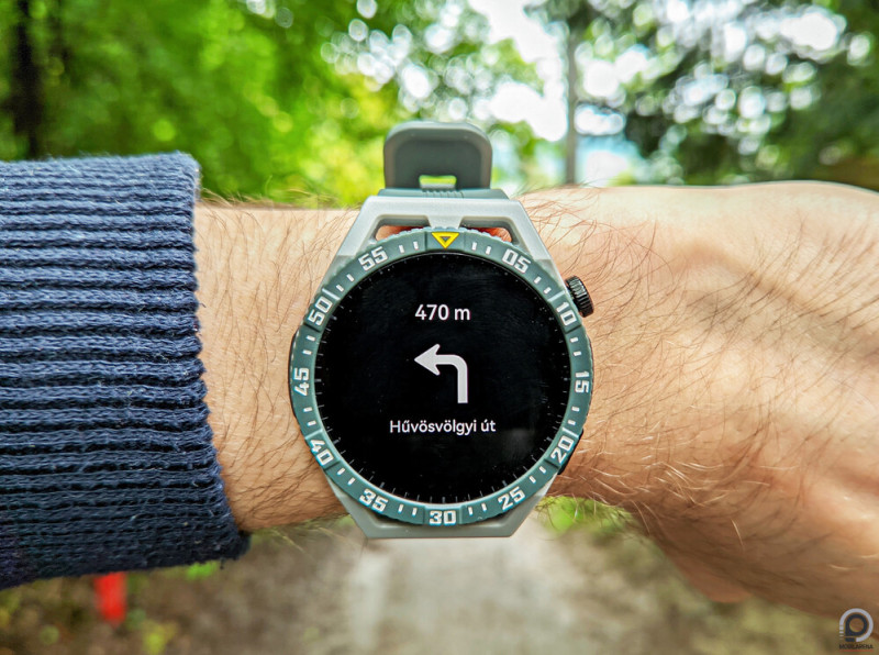 Az órán szöveges és nyíllal jelölt segítséget kapunk a tájékozódáshoz