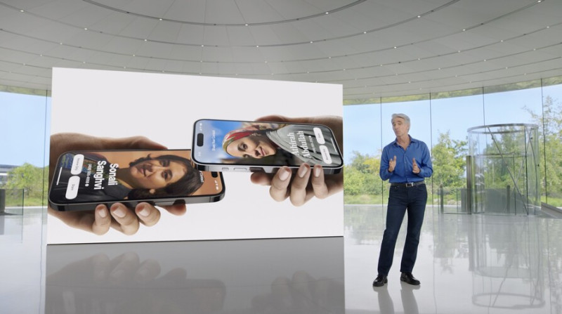 Elég odatartani az iPhone-t a másikhoz vagy egy Apple Watch órához és megosztja a kontaktot úgy, ahogy a HomePodra a zenét