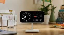 Ha a telefon MagSafe töltőn van, éjszakai módba teszi magát az óra