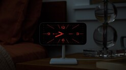Ha a telefon MagSafe töltőn van, éjszakai módba teszi magát az óra