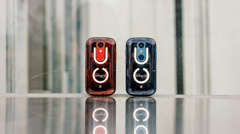 Piros és kék színben lesz elérhető a készülék